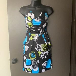 Snap size 3 strapless white, black, blue & green dress with pockets